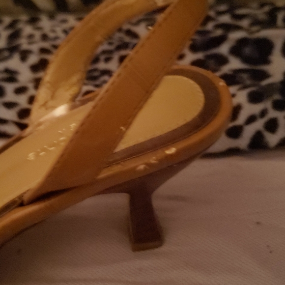 Two Liz Claiborne heels - Picture 4 of 16
